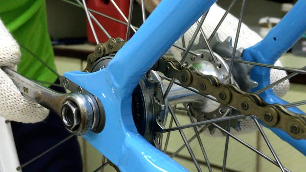 Loosening single speed bike wheel nut