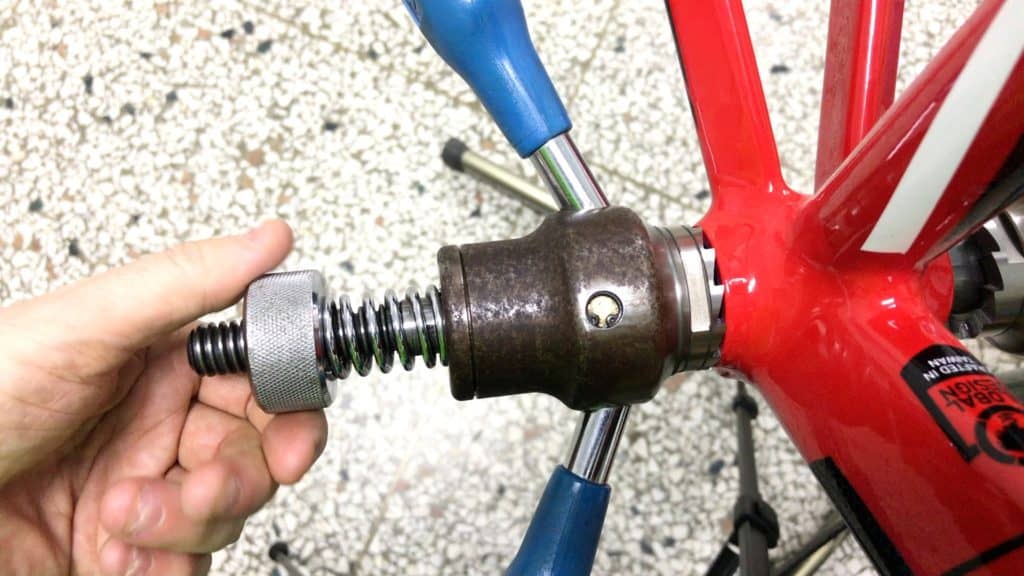 Tightening the tapping tool nut