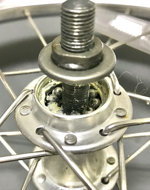 Loose bearings in the cup of a front wheel hub