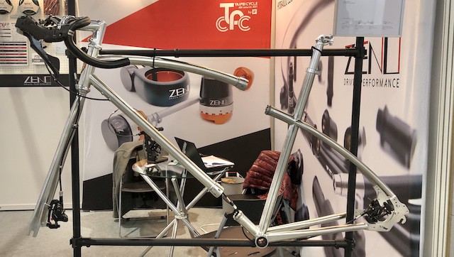 bike frame demonstrating zeno hydraulic connector system